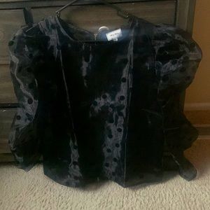 Poker dot black top, perfect ”L” size and not stretchy.